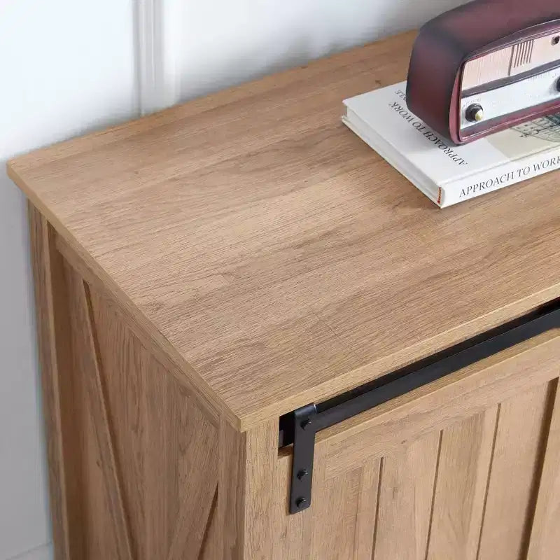 Credenza rustica con anta scorrevole a granaio – 5 cassetti e 4 ripiani regolabili