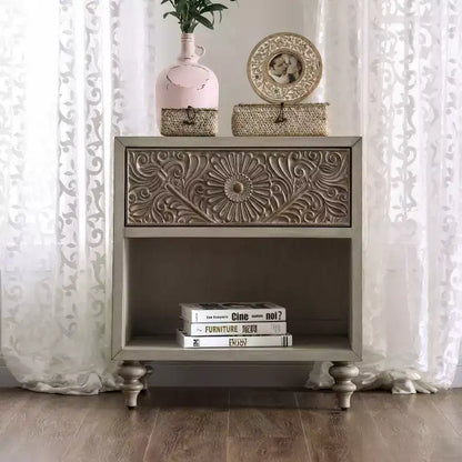 Comodino Boho con Porta USB, Cassetto e Ripiano Aperto – Bianco Antico/Beige, H 66 cm