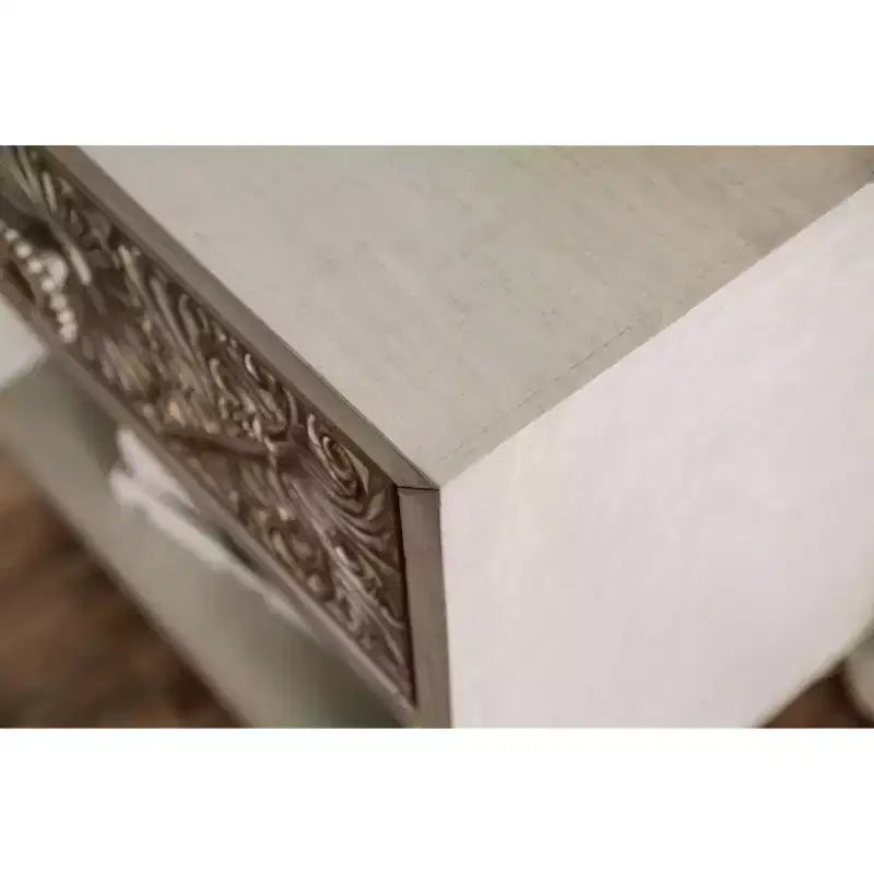 Comodino Boho con Porta USB, Cassetto e Ripiano Aperto – Bianco Antico/Beige, H 66 cm