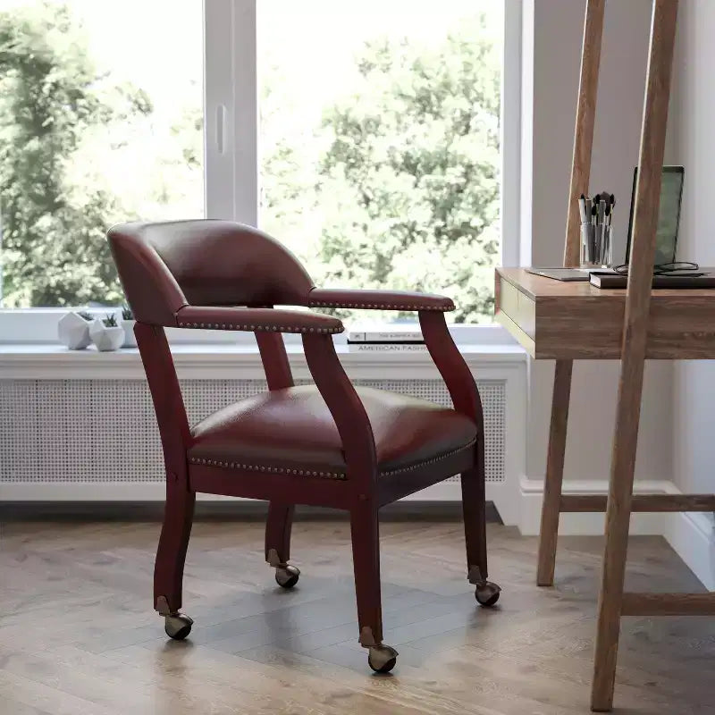 Sedia da conferenza tradizionale con bordo borchiato e rotelle – Vinile, struttura in legno massello, 113 kg