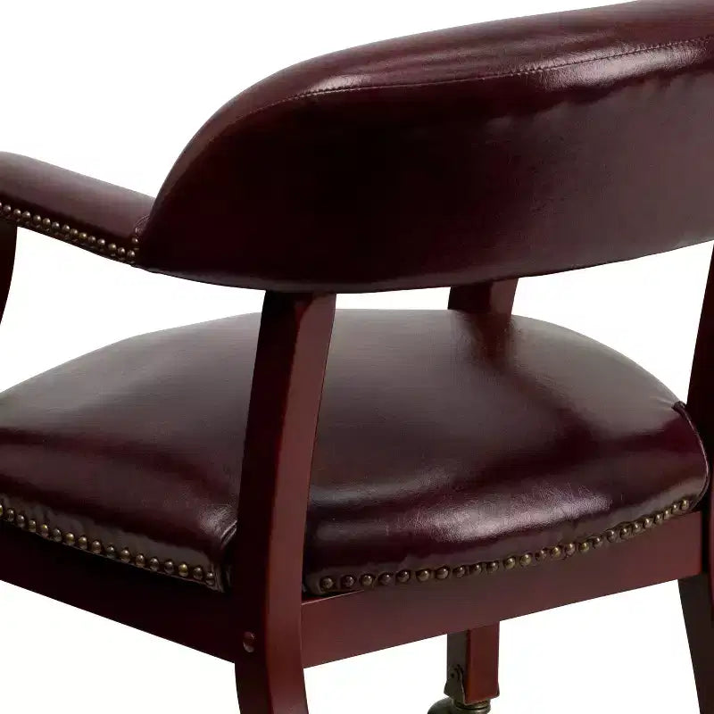 Sedia da conferenza tradizionale con bordo borchiato e rotelle – Vinile, struttura in legno massello, 113 kg
