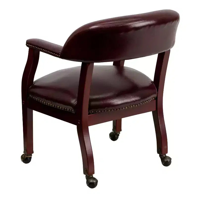 Sedia da conferenza tradizionale con bordo borchiato e rotelle – Vinile, struttura in legno massello, 113 kg