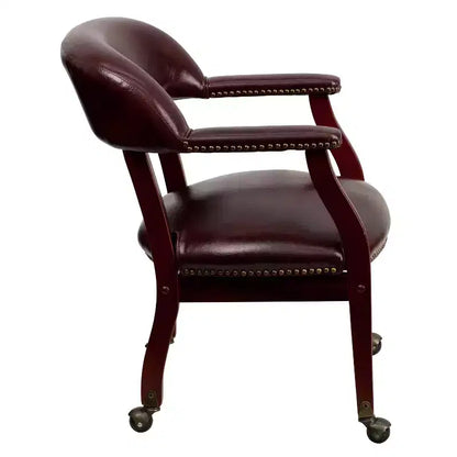 Sedia da conferenza tradizionale con bordo borchiato e rotelle – Vinile, struttura in legno massello, 113 kg