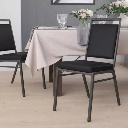 Sedia impilabile da banchetto con schienale quadrato – Capacità 272 kg, vinile, struttura in acciaio, impilabile x15